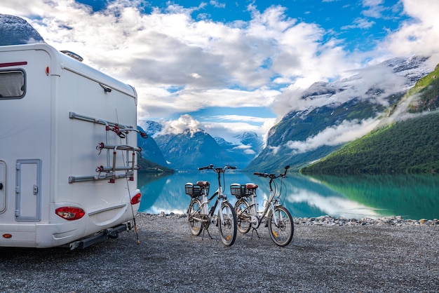 Familie vakantie reizen RV, vakantie reis in camper, Caravan auto Vakantie. Prachtige natuur Noorwegen natuurlijke landschap.