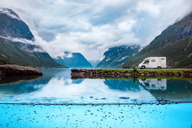 Familie vakantie reizen RV, vakantie reis in camper, Caravan auto Vakantie. Prachtige natuur Noorwegen natuurlijke landschap.