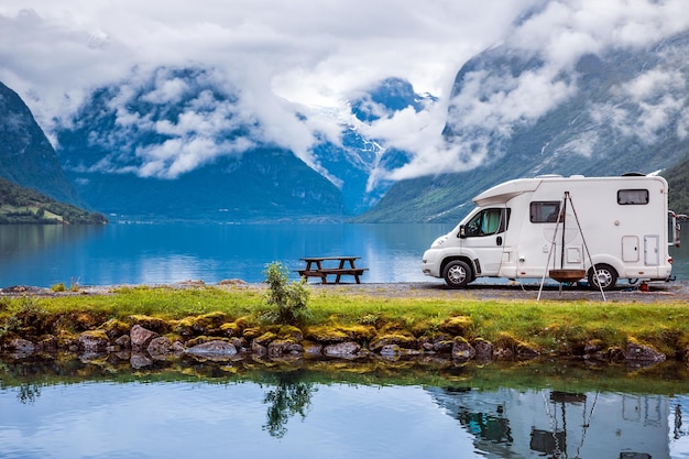 Familie vakantie reizen RV, vakantie reis in camper, Caravan auto Vakantie. Prachtige natuur Noorwegen natuurlijke landschap.