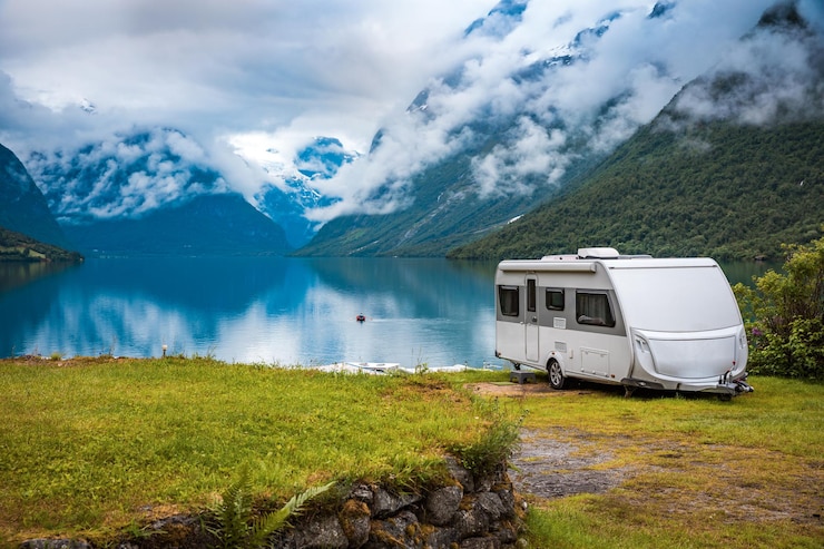 Foto familie vakantie reizen rv, vakantie reis in camper, caravan auto vakantie. prachtige natuur noorwegen natuurlijke landschap.