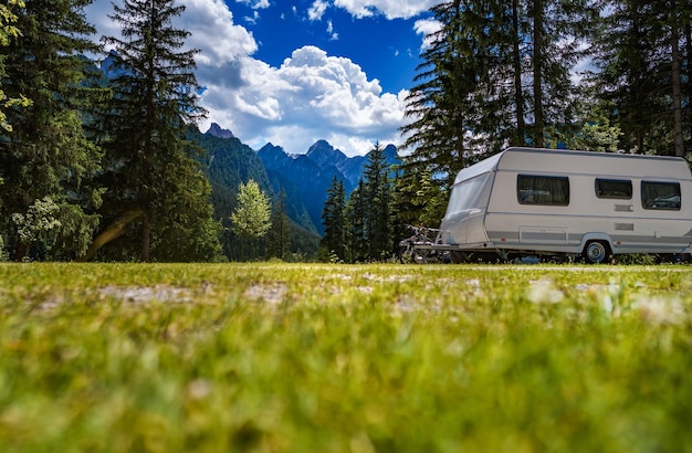 Familie vakantie reizen, vakantie reis in camper RV, Caravan auto Vakantie. Prachtige natuur Italië natuurlijke landschap Alpen.