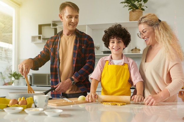 Foto familie van drie kookpasta