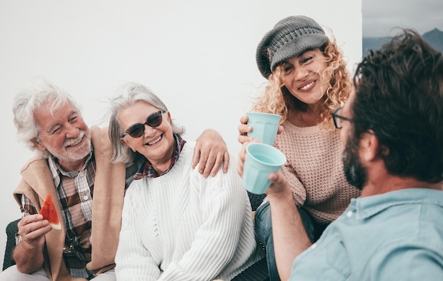 Familie van meerdere generaties die genieten van vrije tijd samen met oude ouders met zoon en dochter van middelbare leeftijd