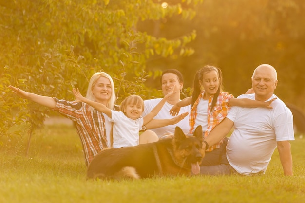 Familie van meerdere generaties op plattelandswandeling