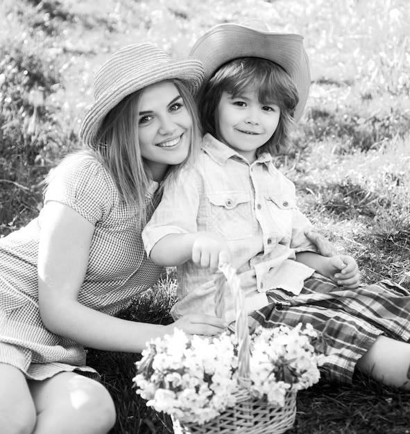 Familie van moeder kind zoon familie op lentedag op picknick buiten familie moeder met kind jongen zittend op