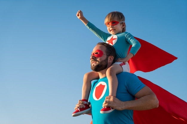 Foto familie van superhelden die buiten plezier hebben