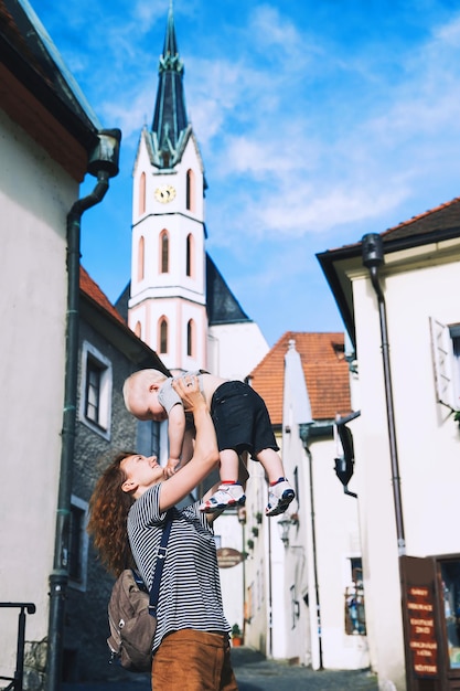 Familie van toeristen op middeleeuwse straat in de oude binnenstad van Cesky Krumlov, Tsjechië