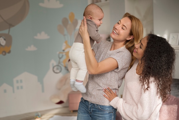 Foto familie van twee moeders die een baby krijgen