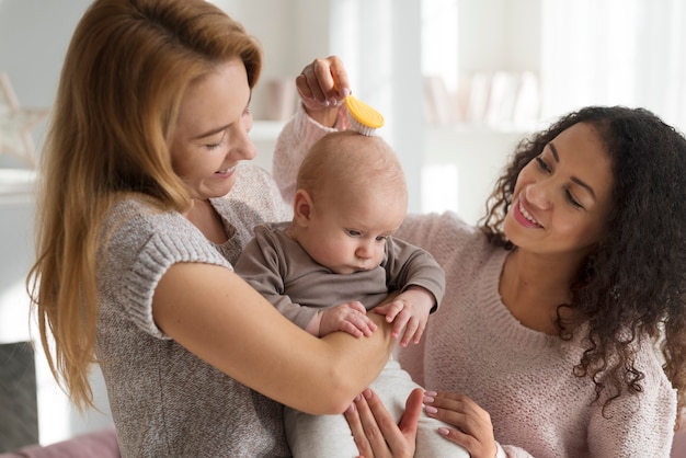 Foto familie van twee moeders die een baby krijgen