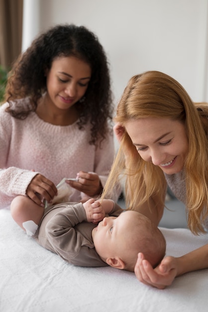 Foto familie van twee moeders die een baby krijgen