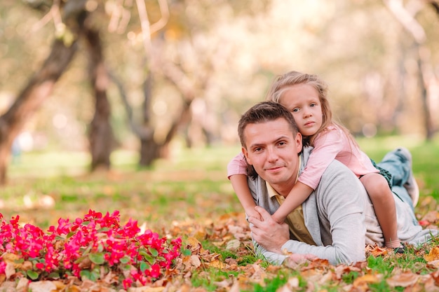 Familie van vader en kind op mooie herfstdag in het park