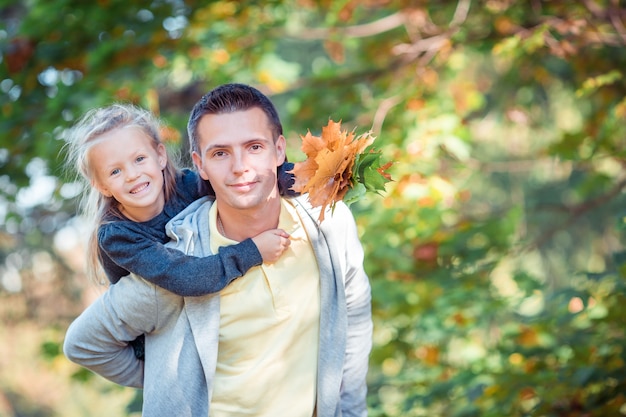 Familie van vader en kind op mooie herfstdag in het park