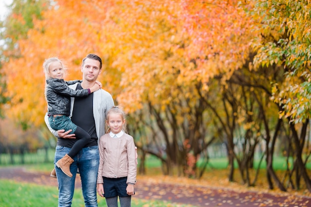 Familie van vader en kinderen op mooie herfstdag in het park