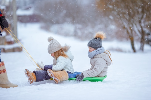 Familie van vader en kinderen vakantie in de winter