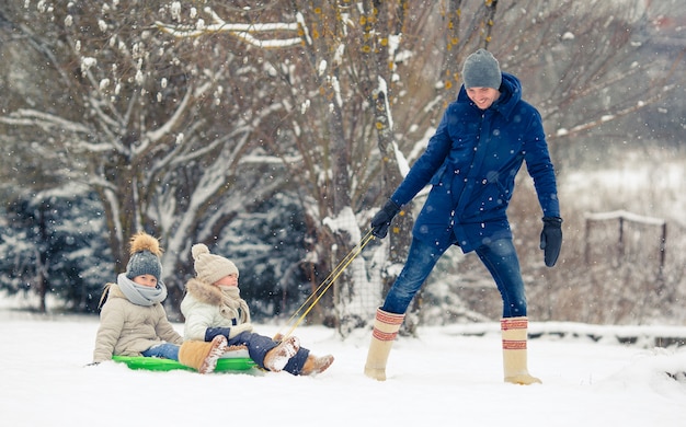 Familie van vader en kinderen vakantie op winterseizoen