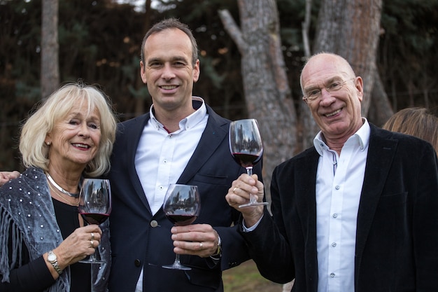 Familie van vele leden, vieren een feestje in de tuin van hun huis