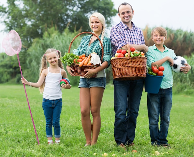 Familie van vier die op platteland rusten