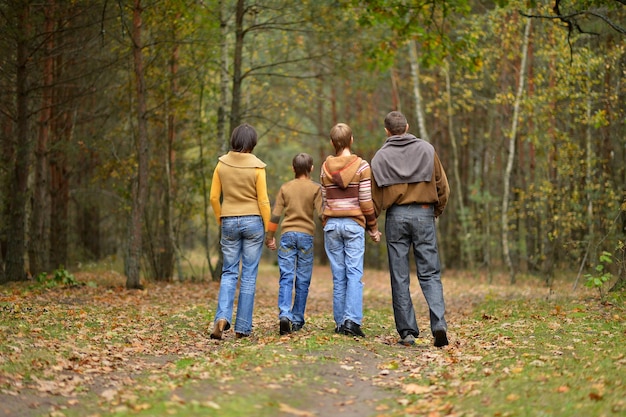 Familie van vier in park