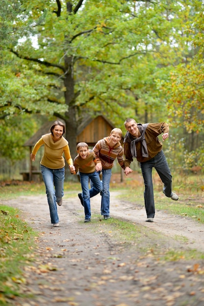 Familie van vier in park