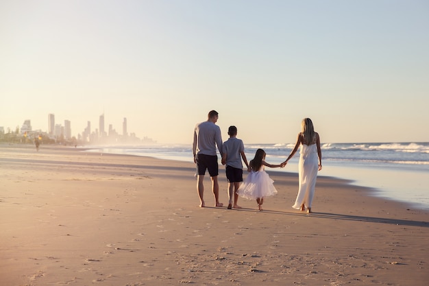 Familie van vier portretten op het strand, zachte selectieve aandacht, toning