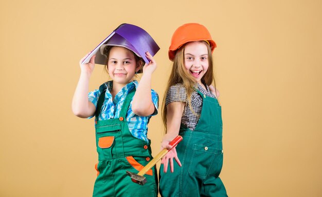 Familie verbouwen huis Controle renovatieproces Kinderen blij met het renoveren van huis Huisverbetering activiteit Kinderen meisjes met gereedschap plannen renovatie Kinderen zusters renoveren hun kamer