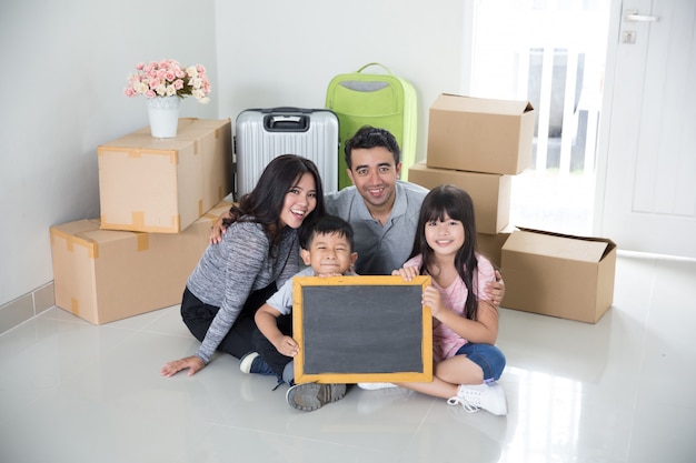 Familie verhuizen naar een nieuw huis