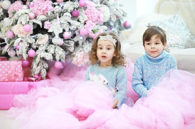 Familie versiert mooie levende kerstboom Liefdevolle familie met cadeautjes in de kamer Gelukkige familie op vakantie