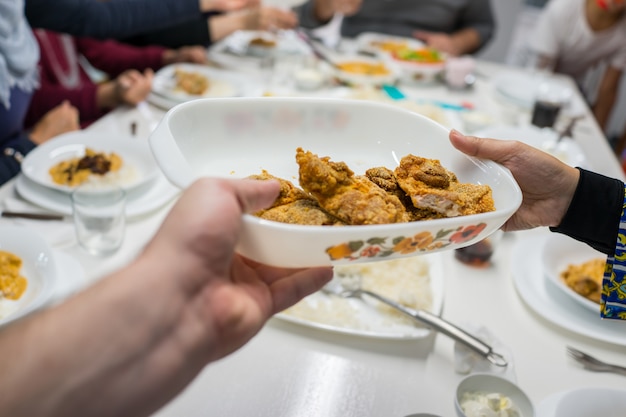 Familie verzamelen eten maaltijd rond de keukentafel