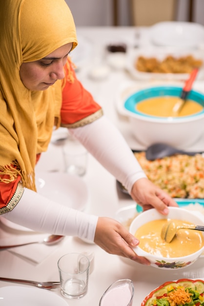 Familie verzamelen eten maaltijd rond de keukentafel