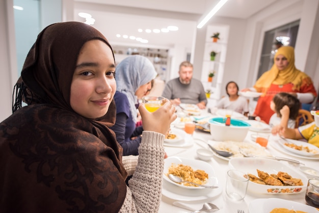 Familie verzamelen eten maaltijd rond de keukentafel