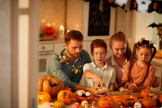 Familie vieren Halloween-vakantie