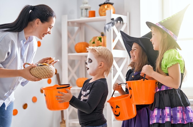 Familie vieren Halloween