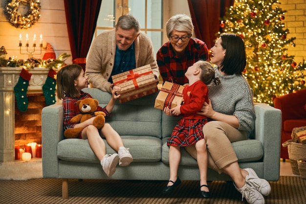 Familie vieren Kerstmis