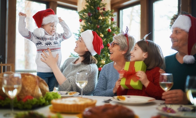 Familie vieren Kerstmis