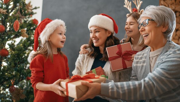 Familie vieren Kerstmis