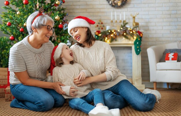 Familie vieren Kerstmis