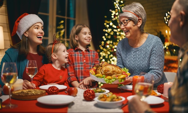 Familie vieren Kerstmis