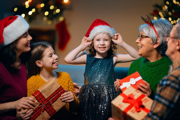 Familie vieren Kerstmis