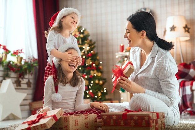 Familie vieren Kerstmis