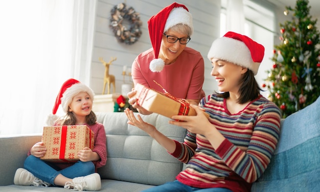 Familie vieren Kerstmis