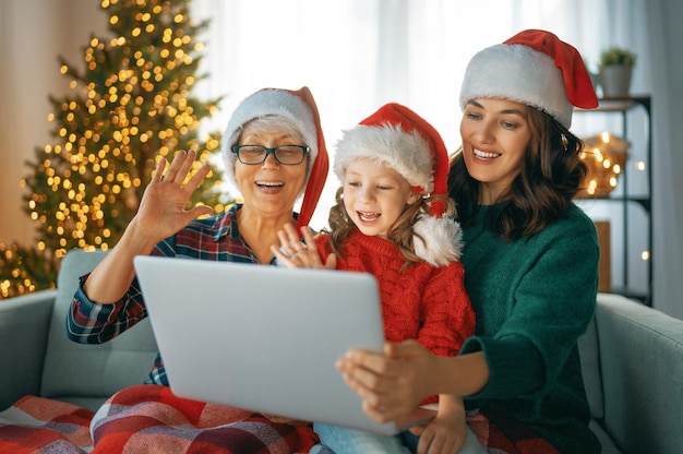 Familie vieren Kerstmis