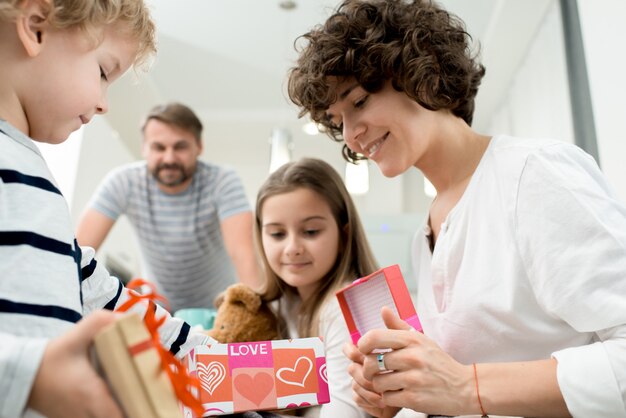 Familie vieren moederdag thuis