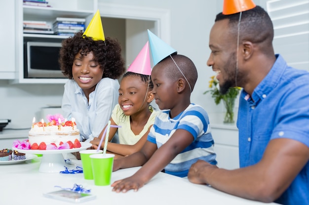 Familie vieren verjaardagspartij thuis