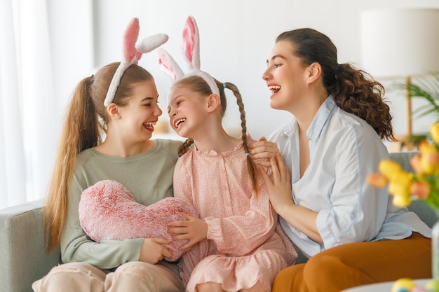 Foto familie viert pasen