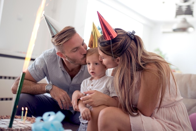 Foto familie viert verjaardag thuis