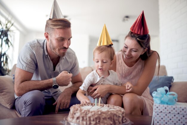 Familie viert verjaardag thuis