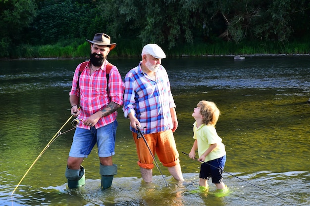 Familie vissers vissen met een draaiende haspel vader en zoon vissen aan het meer mannen vissen op de rivier in de zomer