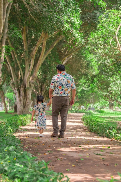 Familie wandelen door het park op een glanzende zomerdag