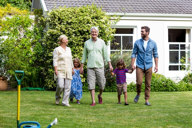 Familie wandelen in de tuin buiten het huis