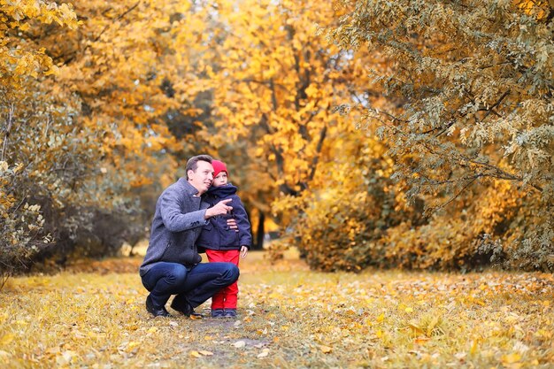 Familie wandelen met kinderen in het herfstpark in de middag